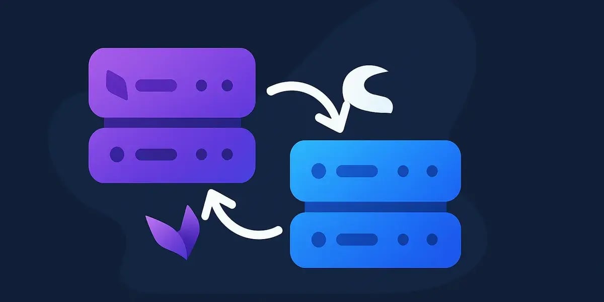 Illustration von Datenmigration: violette und blaue Server-Stacks mit Pfeilen für Austausch/Synchronisation auf dunklem Hintergrund.