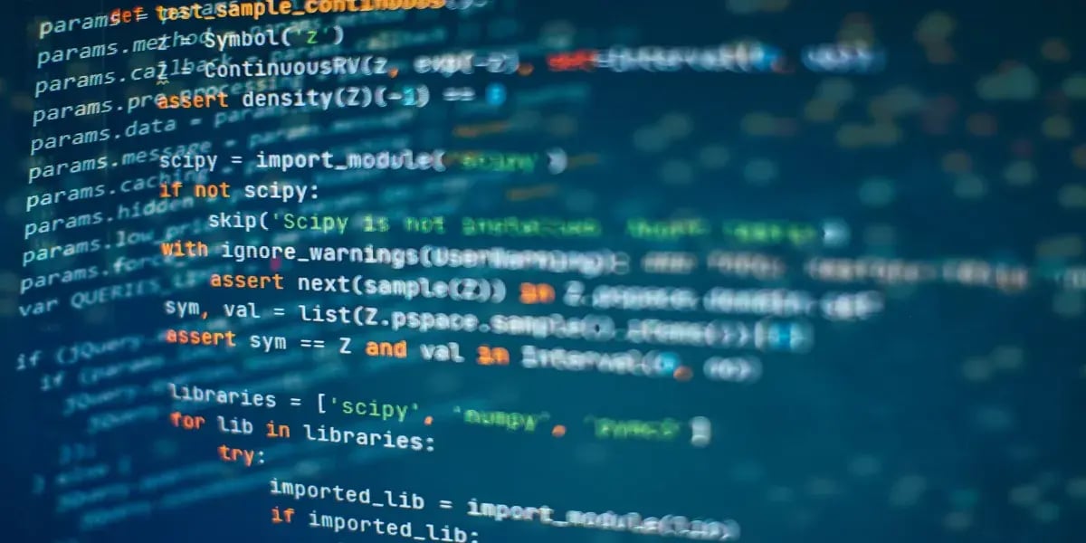 Detailaufnahme eines Computerbildschirms mit farbigem Python-Code, inklusive mathematischer Funktionen und Bibliotheken wie SciPy.