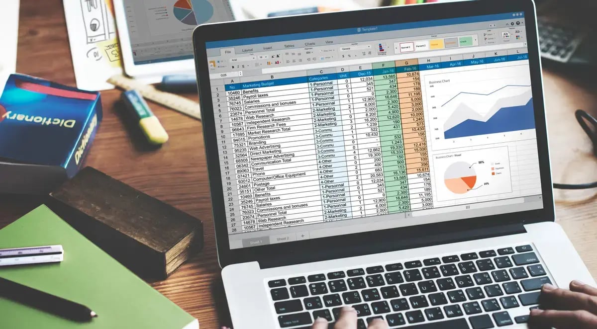 closeup-hands-using-computer-laptop-with-screen-showing-analysis-data-(1)