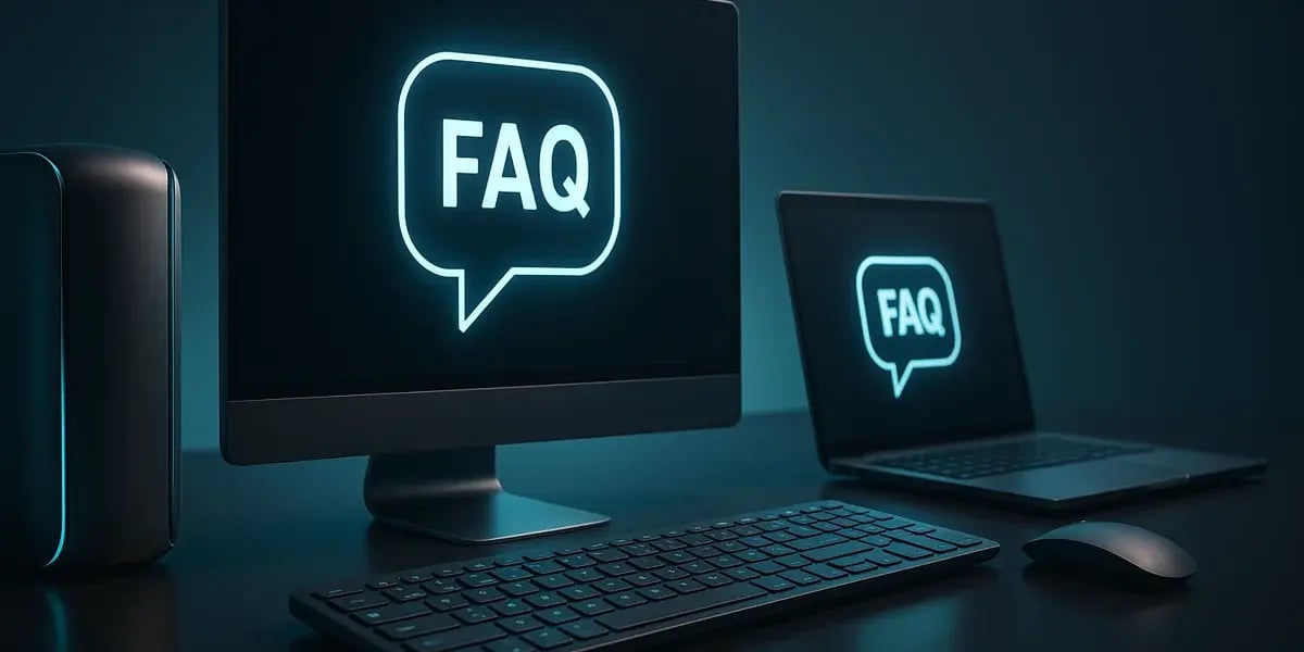 Zwei Computerbildschirme zeigen ein leuchtendes „FAQ“-Symbol – Konzept für Online-Support und Kundenservice.