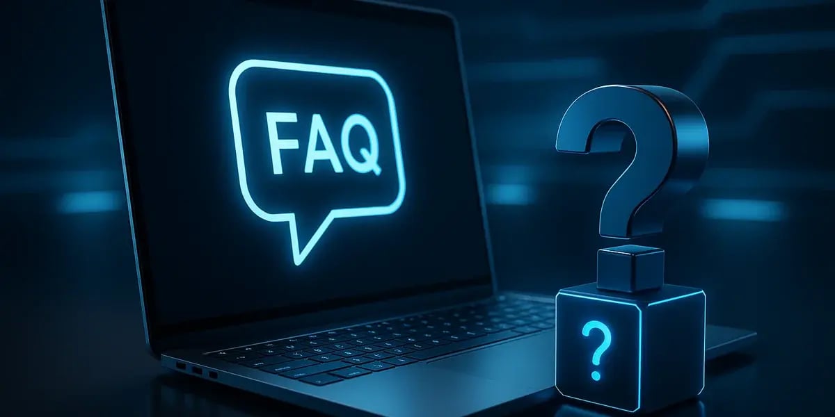 Laptop mit leuchtendem „FAQ“-Symbol und großem Fragezeichen daneben – visuelle Darstellung eines digitalen Hilfebereichs.