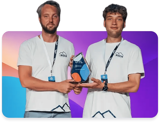 Konstantin Knöll und Markus Knöll bei der Übergabe des 10 Jahre JTL Servicepartner Pokals